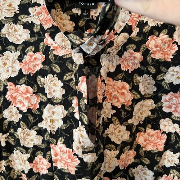 Torrid Black Floral Texture Woven Peasant Blouse Peasant Sleeves Plus Sz 1 - Picture 2 of 7